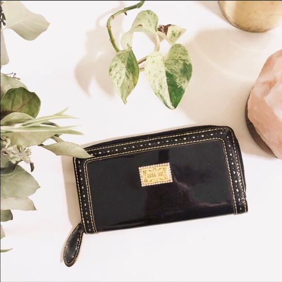 ANNA SUI Black Patent Leather Emblem Snap Interior Brown Tan Zip Wallet Clutch - Picture 2 of 8